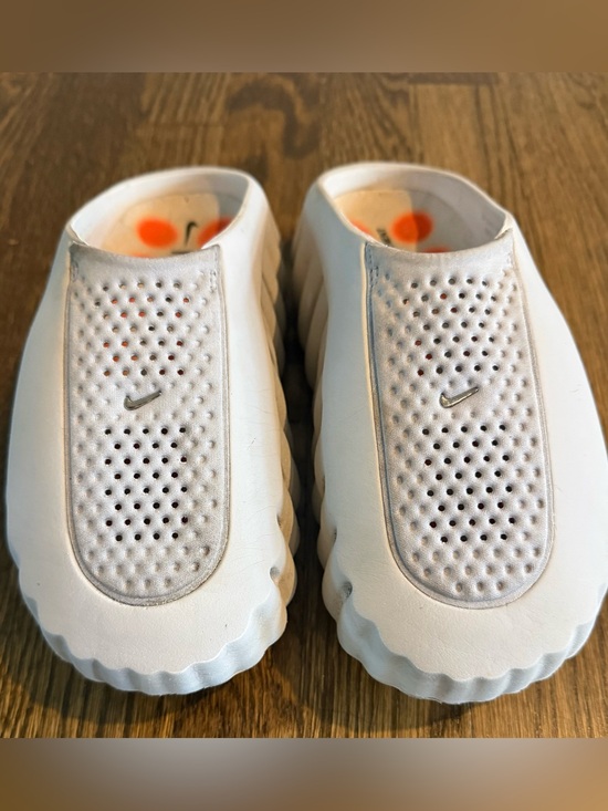 Nike Mind 001 mules in Light Smoke Grey